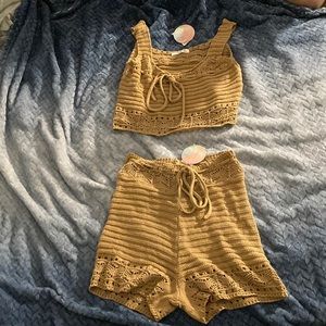 This is from rainbow the size is a small , u can tighten and loosen them both.